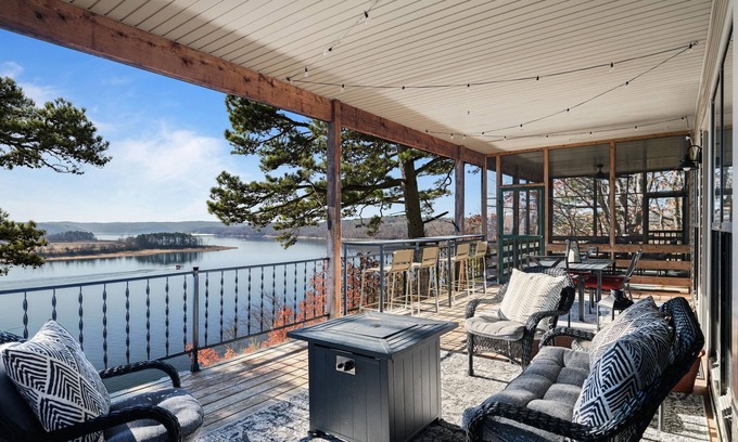 Rogers House | Panoramic Lake View! Minutes from Rogers! 10+ Guests