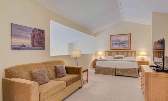 Otter Rock Apartment | Panoramic Loft with King Bed & Full Kitchen
