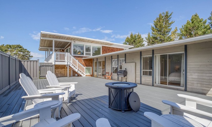 Gearhart House | Panoramic Ocean Views, Private Patio w/Fire Table, TV Room, Modern Updates.