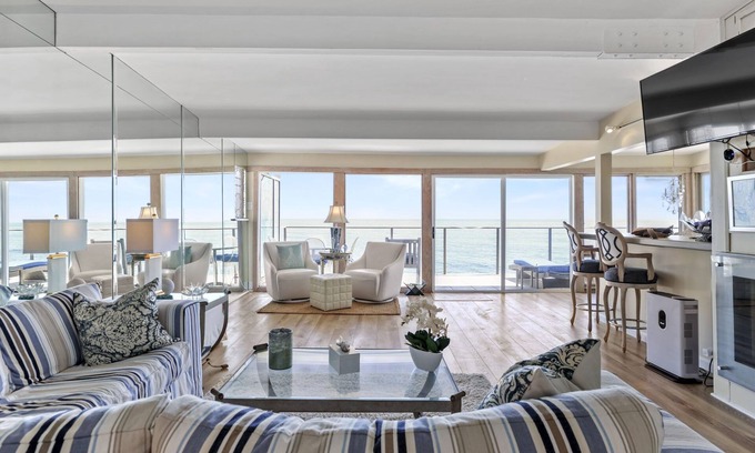 Eastern Malibu House | Panoramic Oceanfront Malibu Getaway