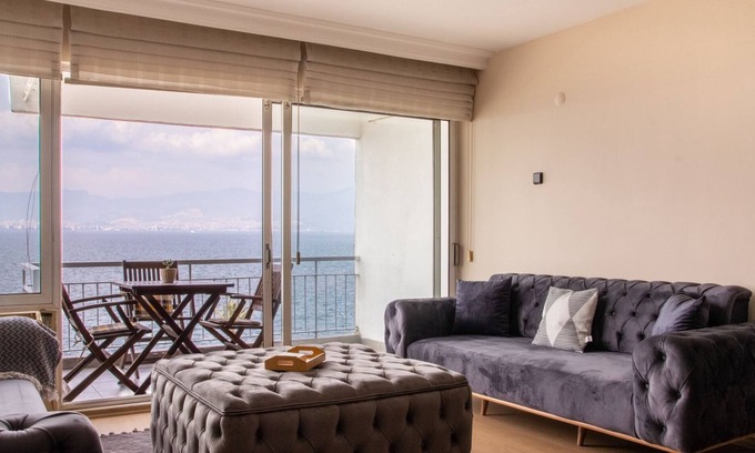 Konak Apartment | Panoramic Sea View Flat w Balcony in Izmir Konak