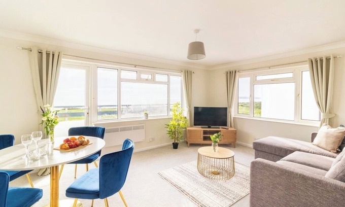 Boscombe Apartment | Panoramic Sea View 2 bedroom Sleeps 6-Free Parking