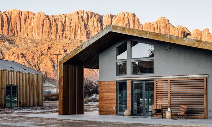 Moab South Valley House | Panoramic Views I Open Concept Floorplan I Private Hot Tub I Ample Parking