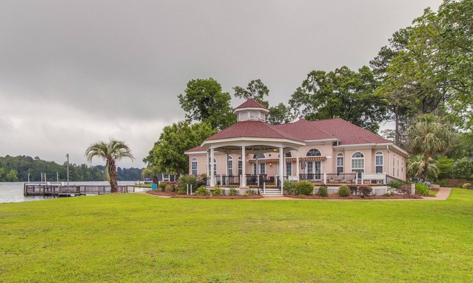 Chapin House | Panoramic views on Lake Murray at Pat’s Point