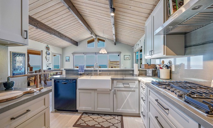 La Selva Beach House | Panoramic Views of the Monterey Bay!1 minute Walk to a Quiet Beach.