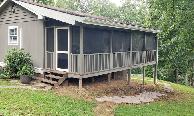 Qualla Cabin | Papa Bear Bear-a-Dice CABINS Hot tub firepit BBQ hiking trails near Cassino