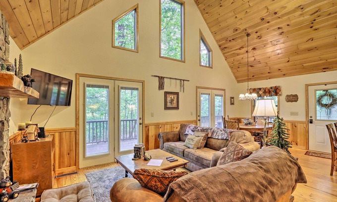 Murphy Cabin | Papa Bear's Den: Charming 2-bedroom cabin outside of Murphy that sleeps 6