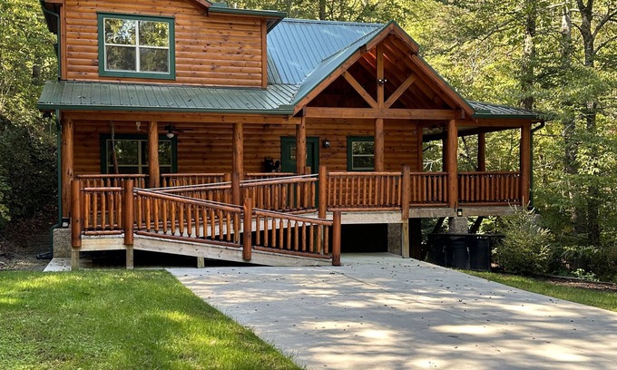 Gatlinburg - Pigeon Forge Cabin | Papa Bear’s Retreat, Cedar Falls, 2 BD, 3 BA, Queen Bunk Bed in loft, Fireplaces