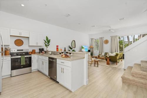 Iona House | Paradise at Hidden Palms Cove
