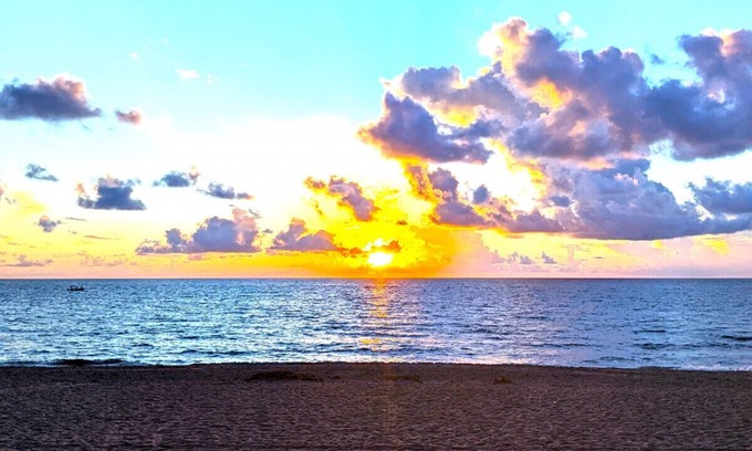 Deerfield Beach House | Paradise Awaits! Beach, King Bed, Yard & Workspace