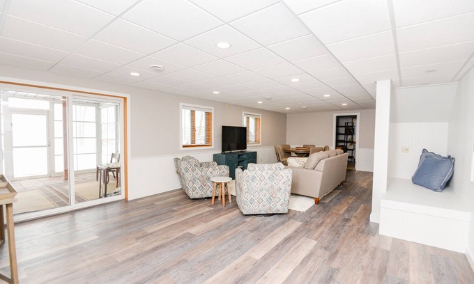 Pelican Rapids House | Paradise Cove: Serene Getaway w/Direct Lake Access