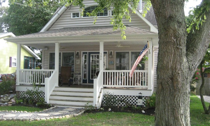 Villas House | Paradise Found-cottage few houses to beach-Spectacular sunsets-Pet friendly