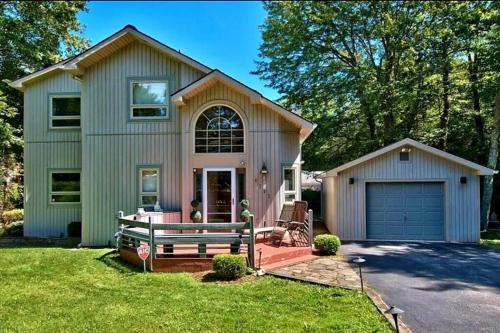 Pocono Summit House | Paradise in heart of Poconos FaSt InTeRnEt Close to All Attractions