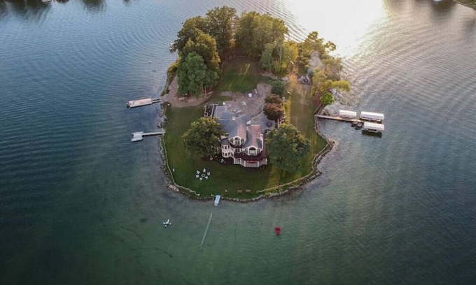 Battle Creek House | Paradise Island the real fantasy Nou'veau riche