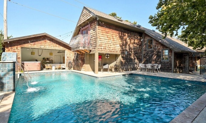 Central Oklahoma City House | Paradise on Penn with Pool & Hot Tub Near Downtown