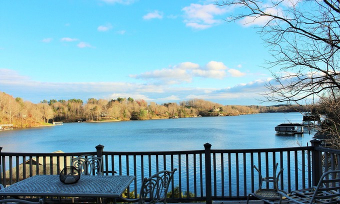 Hardy House | Paradise On The Lake