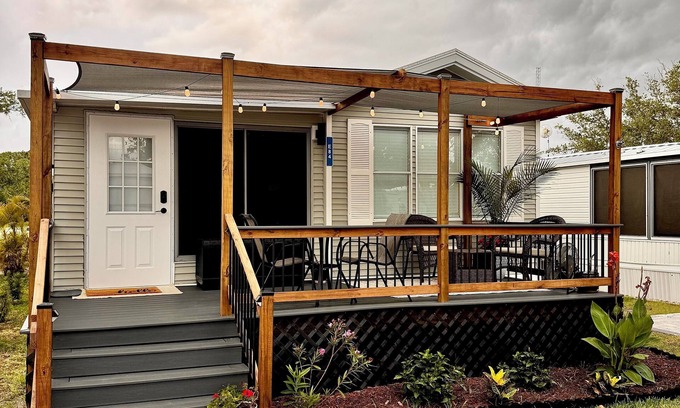 Venice House | Paradise Palms Cozy 2BR Tiny Home + Resort Perks Near Venice Bench