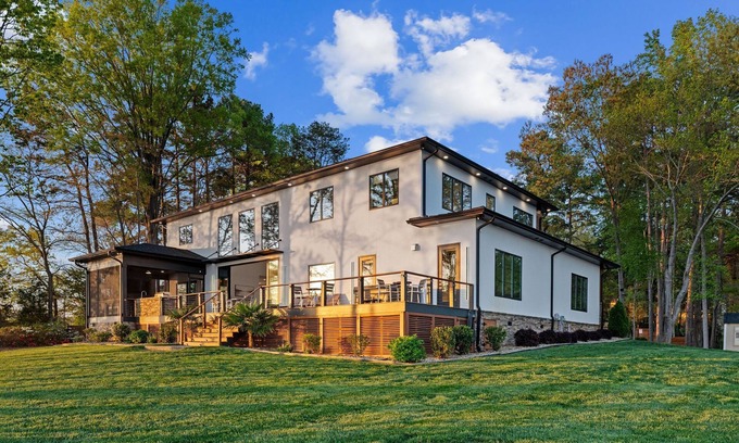 Mount Mourne House | Paradise Peninsula by AvantStay | Waterfront | Private Beach, Hot Tub, View