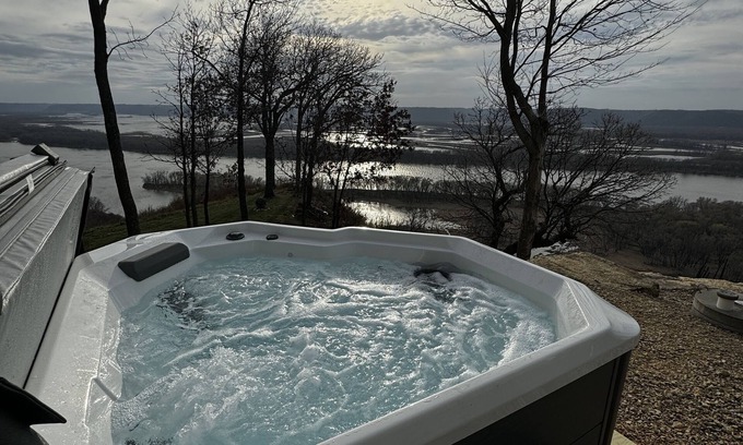 De Soto Cabin | Paradise Point- Sleeps 4 HOT TUB