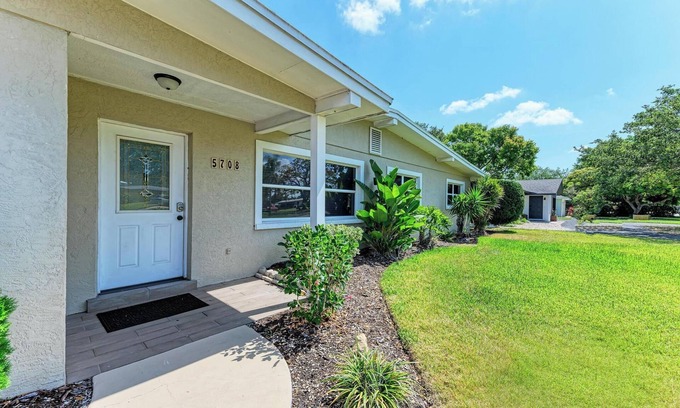 West Bradenton House | PARADISE RETREAT A 3/2 PET FRIENDLY POOL HOUSE
