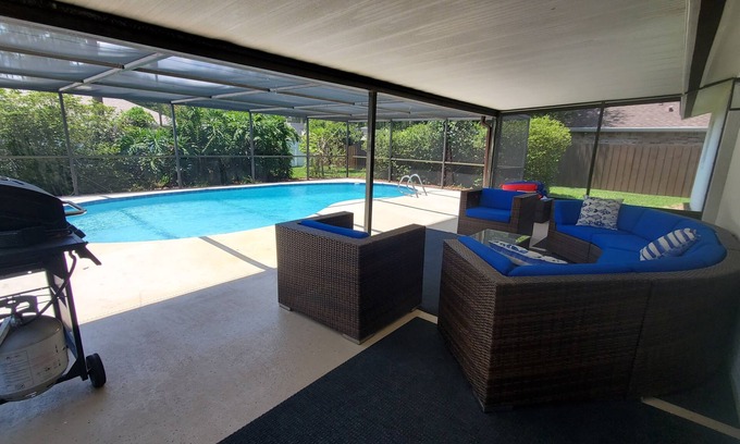 Palm Coast House | Paradise retreat heated pool home, with space for 8 - 15 min from the beach!