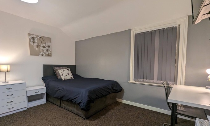 Barrow-in-Furness House | Paradise Street Contractor Haven - Centrally Located Double En Suite Room