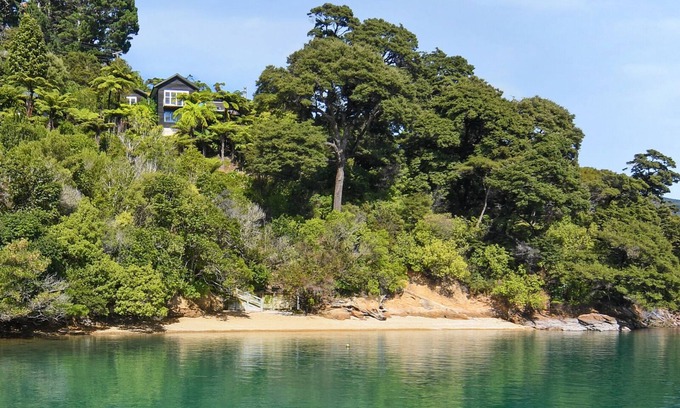 Ngakuta Bay House | Paradise View - Momorangi Bay Holiday Home