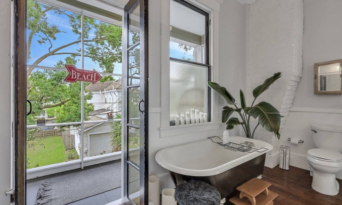 Thomas Square House | Paradisus - Historic Meets Modern – 4BR Victorian Gem