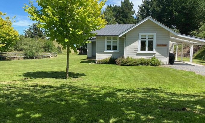 Waipukurau House | Paratu Farm Cottage in a quiet rural setting.