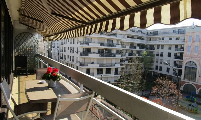 Levallois-Perret Apartment | Paris-Levallois apartment 4*: 2 bedrooms/6 people 68m2, parking, near metro/bus