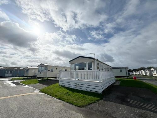 Towyn Apartment | Park Dean Resorts Premium plot with Mountain view & Decking