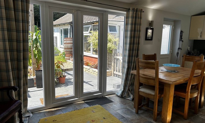Faringdon House | Park Road Retreat (Cosy & convenient - family and pet friendly home)