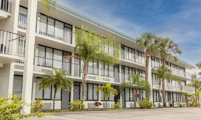 Historic Downtown Kissimmee Condo | Park Royal Homestay Orlando Studio Unit Saturday Check-In