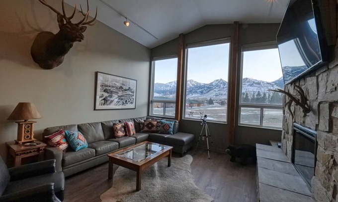 Gardiner Condo | Park's Edge Retreat on the Yellowstone River