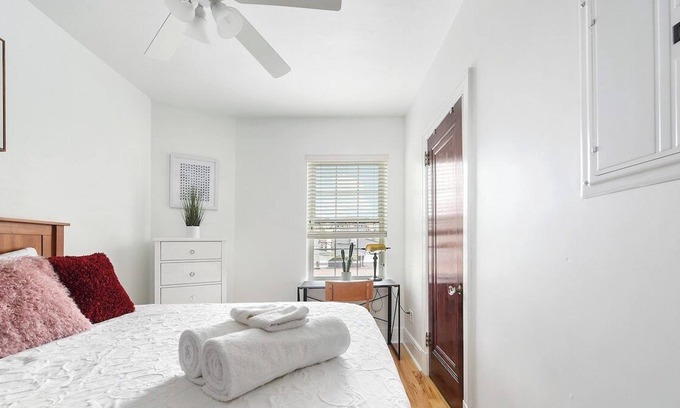 Bloomfield Apartment | ♥Parking~5★Location♛Queen Bed♥West Penn♥10min DT★