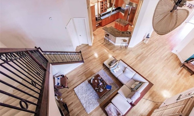 Parkland House | PARKLAND MANSION SPACIOUS & HUGE YARD