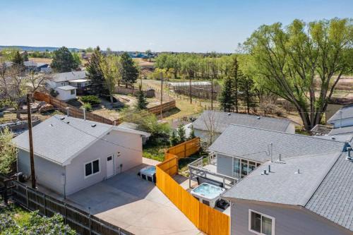 Monument House | Parkside Estate House & Cottage w 2 Hot Tubs
