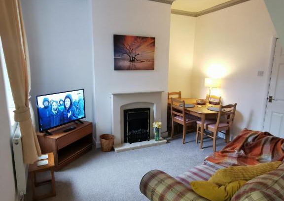 Barrow-in-Furness House | Parkside House 3 bedroom 2 bathroom. parking.