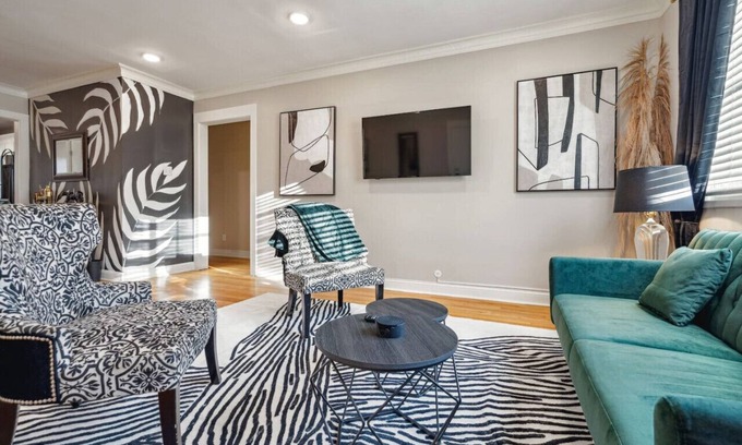 Midtown Apartment | *Parkside KING SUITE in Midtown with FREE parking*