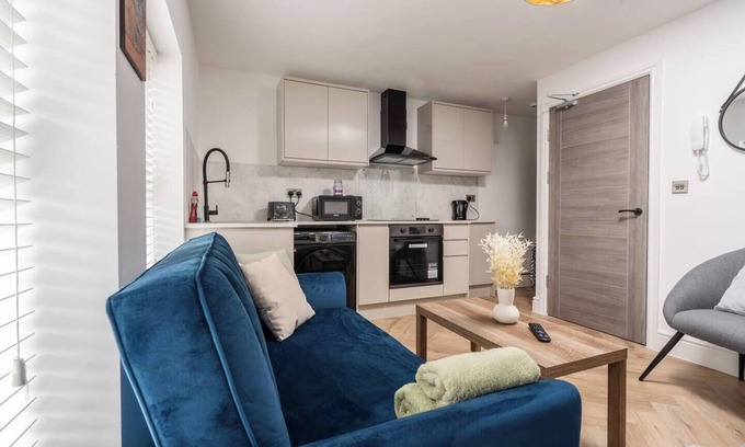 Liverpool Apartment | Parkside Stay | W/M | 10 Mins to Anfield | Parking