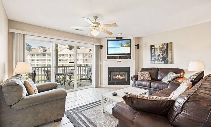 Osage Beach Condo | Parkview Bay Condo Overlooks Pool & Lake, Great Location Near Mall, Free Wi-Fi!