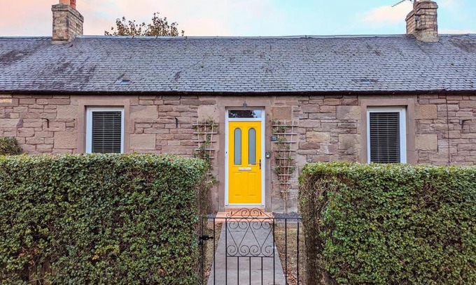 Carnoustie House | Parkview Cottage - Lovely home with cosy fireplace