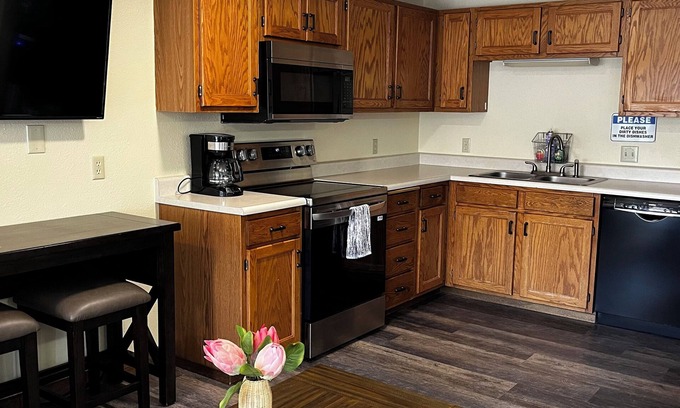Gardiner Apartment | ParkWay Yellowstone Guest HousenYellowstone Riverside studio #6