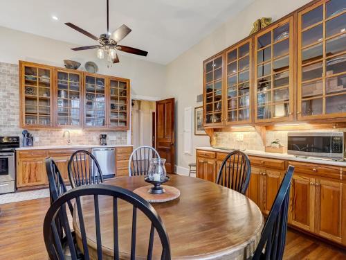 Historic Downtown Savannah House | Parlor on Lafayette