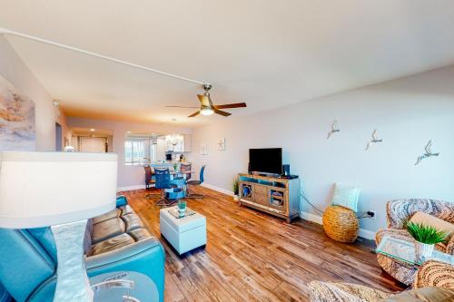 Madeira Beach Apartment | Parrot's Cove