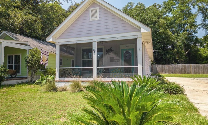 Mississippi City House | Parrothead Escape-3BD/2BA- 1 block from beach - Pet Friendly