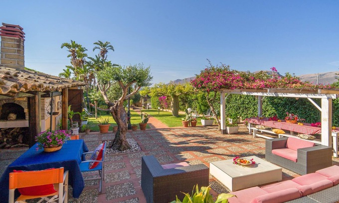Partinico House | Part of a two-family house on a small hill overlooking the Gulf of Castellammare del Golfo.
