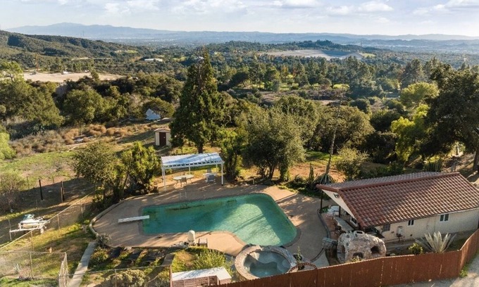 Los Angeles County House | Party pool house with mountain view
