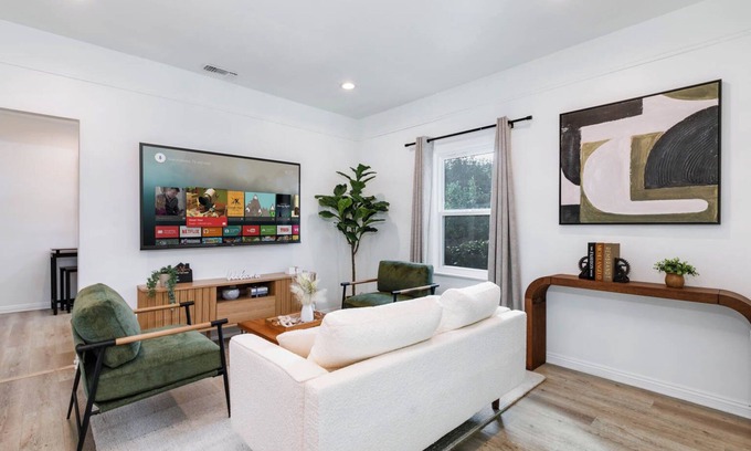 North Central House | Pasadena Home - Near JPL/Rose Bowl/CalTech/PCC