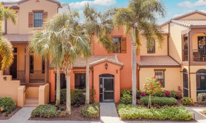 Biggar House | PASEO FORT MYERS - 2BR Quad with Semi-Private Pool, STAIRCLIMBER, FIBRE INTERNET